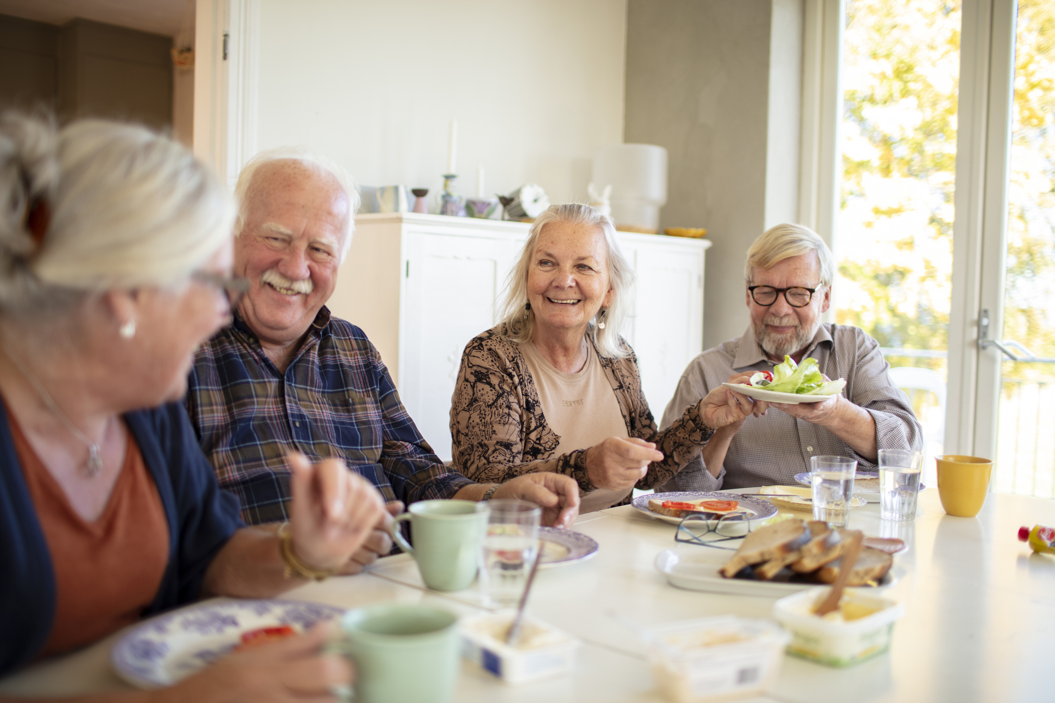 Senioren beim gemütlichen Frühstück ©iStock_vorDa