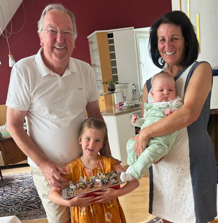 Auch der steirische Seniorenbund-Landesobmann BR Ernest Schwindsackl und seine Frau übernehmen Opa- und Omadienste Auch der steirische Seniorenbund-Landesobmann BR Ernest Schwindsackl und seine Frau übernehmen Opa- und Omadienste